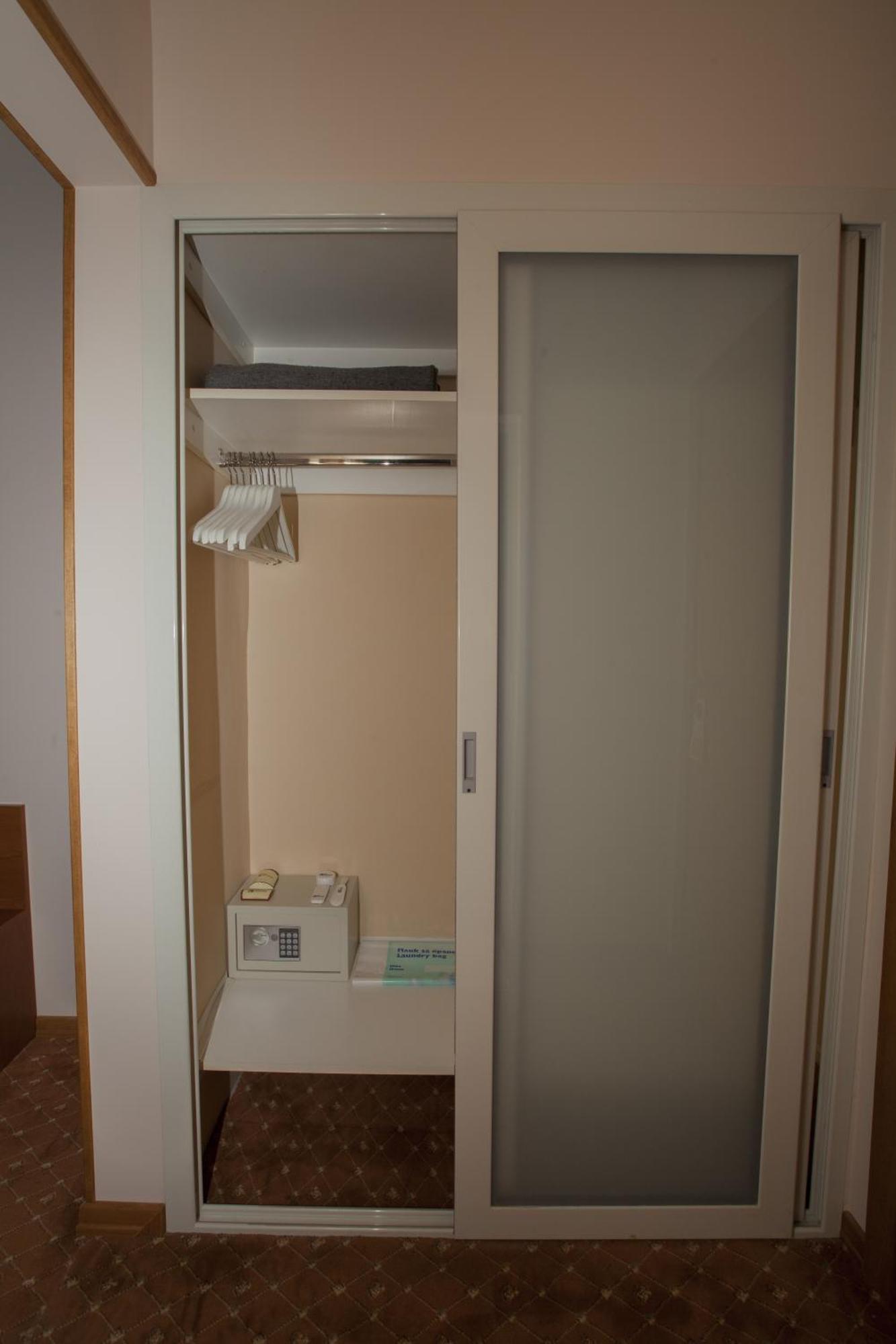 Family Hotel Saint George София Номер фото